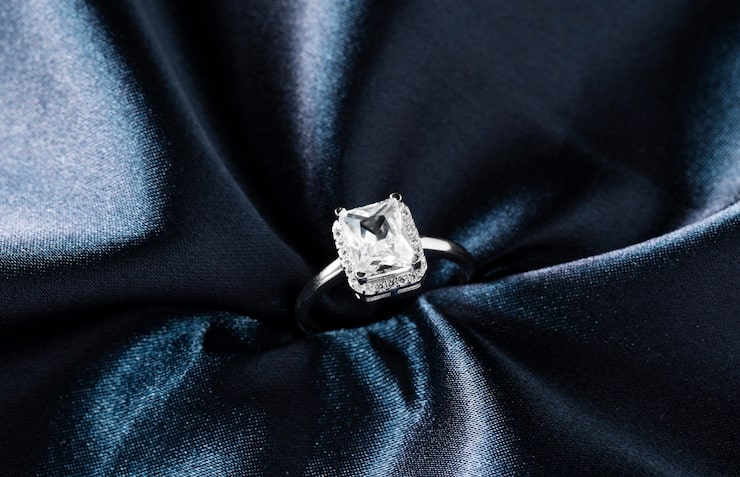 beautiful-engagement-ring-with-diamonds_23-2149509242