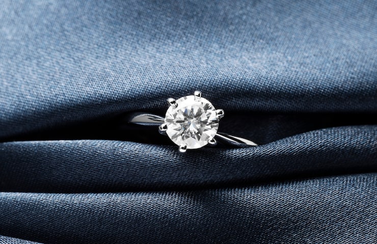 beautiful-engagement-ring-with-diamonds_23-2149509247